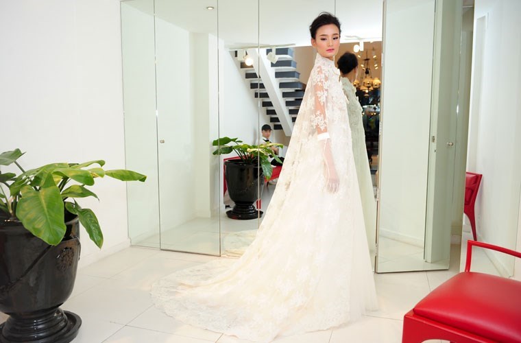 Lê Thúy diện chiếc váy cưới trắng cổ điển do chính tay NTK Đỗ Mạnh Cường dành riêng cho cô.